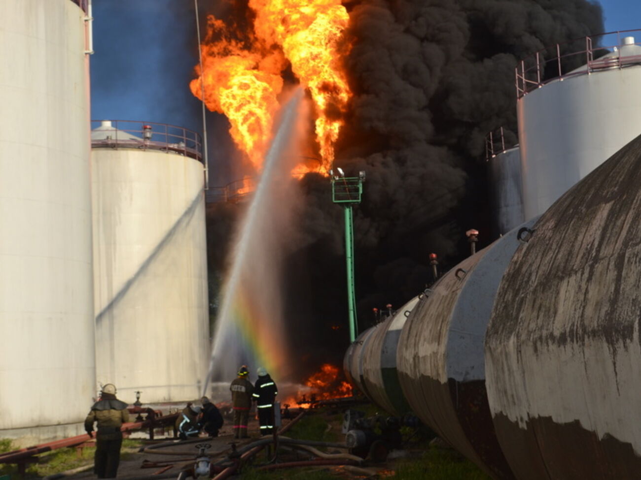 Спасатели продолжают тушить пожар на нефтебазе под Киевом