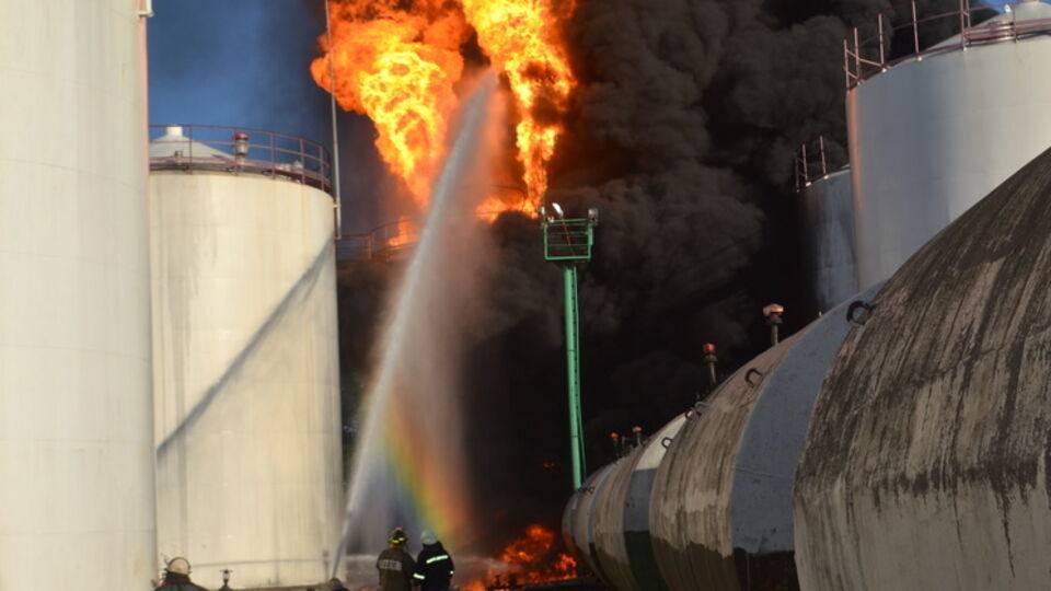 Спасатели продолжают тушить пожар на нефтебазе под Киевом