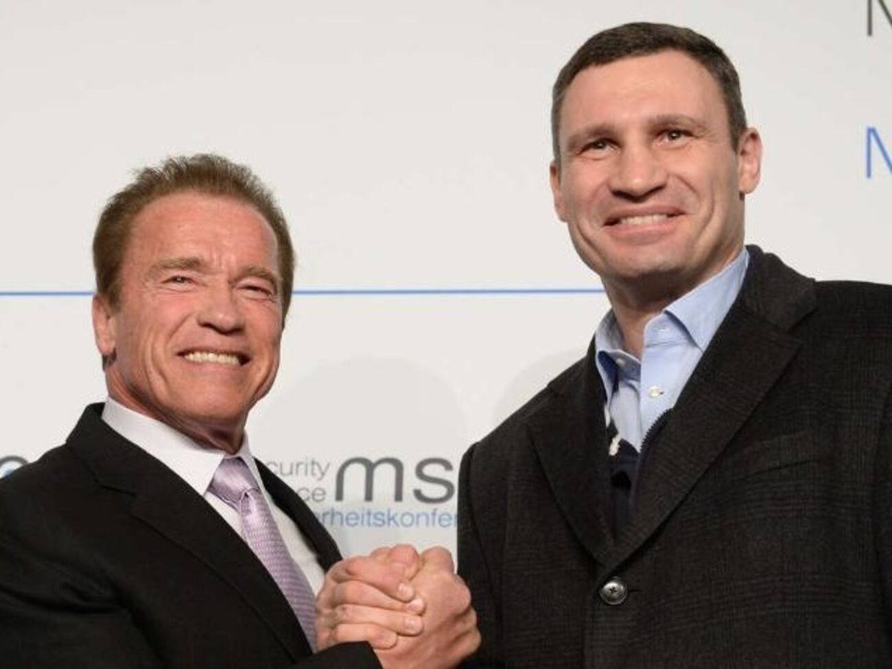 Представьте себе эту картину: мэр Киева и губернатор Киевщины теплым летним вечером делают рабочую прогулку по Крещатику