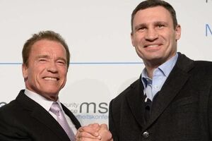 Представьте себе эту картину: мэр Киева и губернатор Киевщины теплым летним вечером делают рабочую прогулку по Крещатику