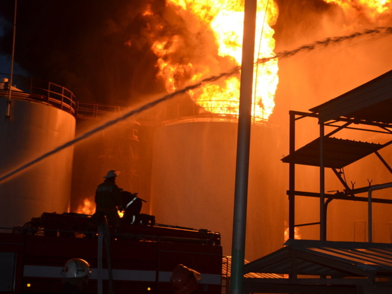 Пожар на нефтебазе продолжается с 8 июня