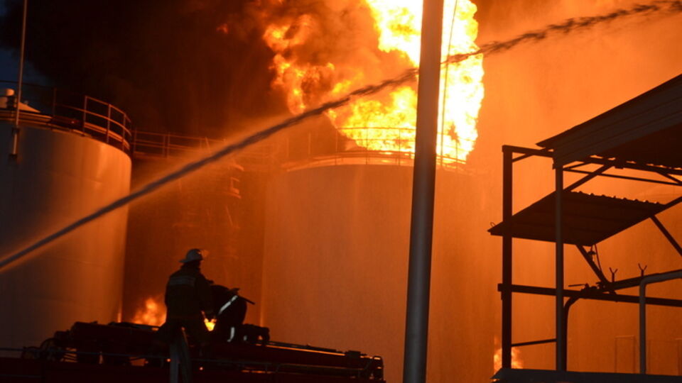 Пожар на нефтебазе продолжается с 8 июня