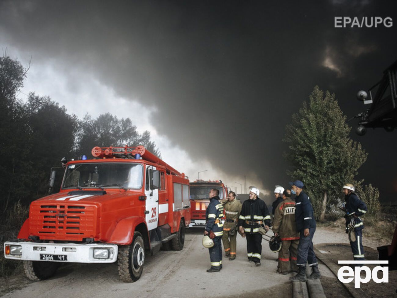 Пожар на нефтебазе под Киевом продолжается третьи сутки