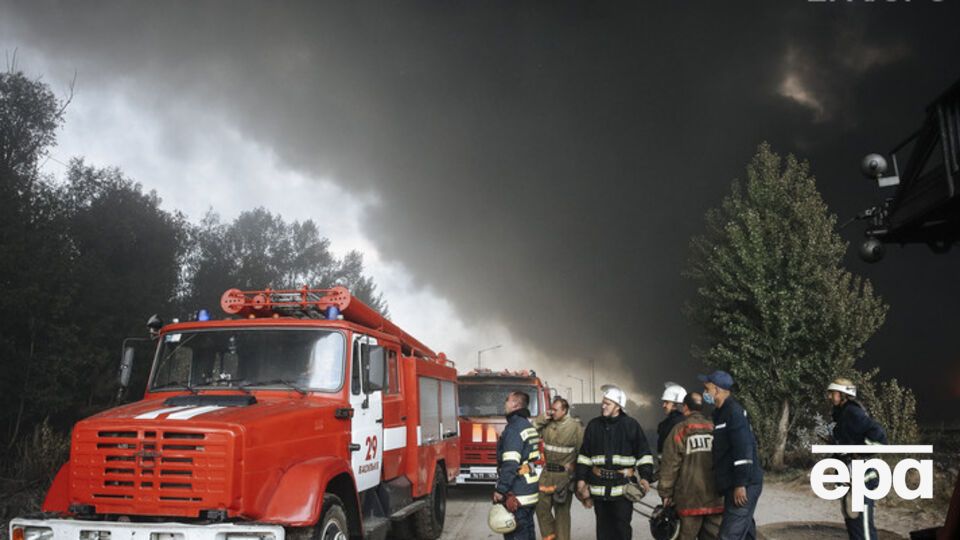 Пожар на нефтебазе под Киевом продолжается третьи сутки