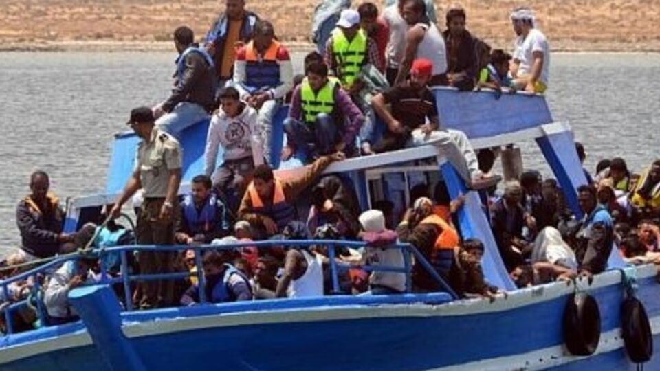Мигранты с риском для жизни стремятся попасть в Европу