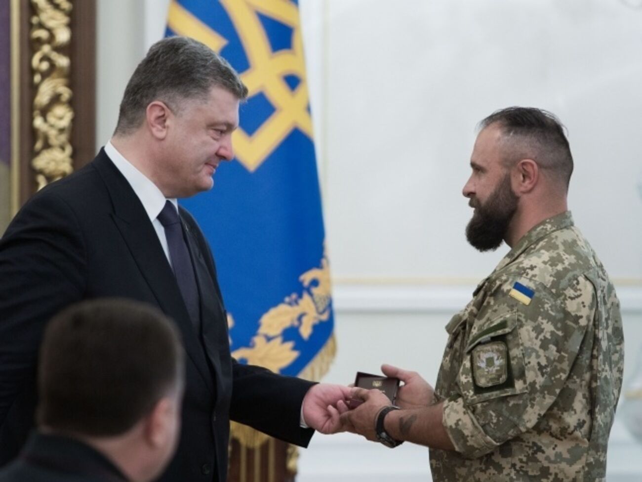 Порошенко вручил государственные награды "киборгам" донецкого аэропорта. Фоторепортаж