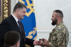 Порошенко вручил государственные награды "киборгам" донецкого аэропорта. Фоторепортаж