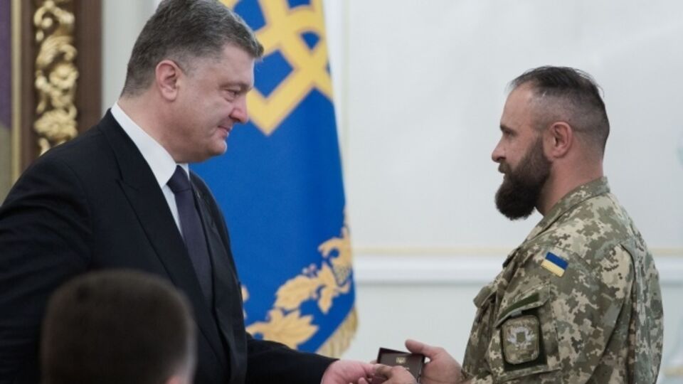Порошенко вручил государственные награды "киборгам" донецкого аэропорта. Фоторепортаж