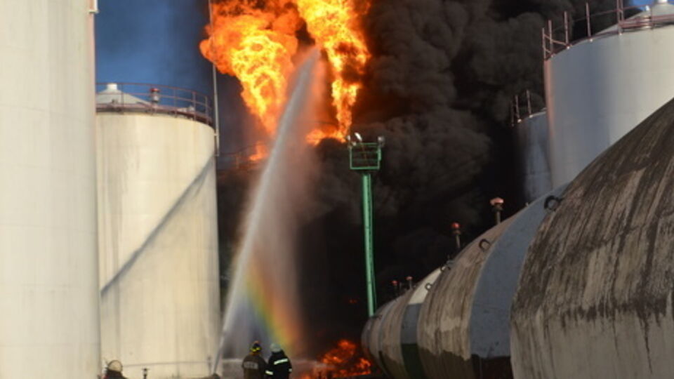 ГСЧС: Спасатели продолжают тушить пожар на нефтебазе под Киевом