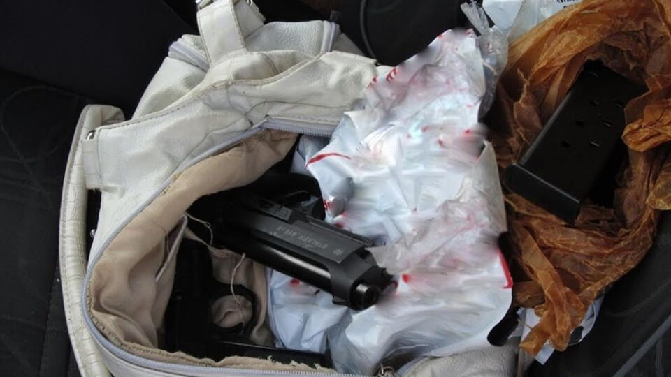 52 пистолета пытались перевезти в женской сумке