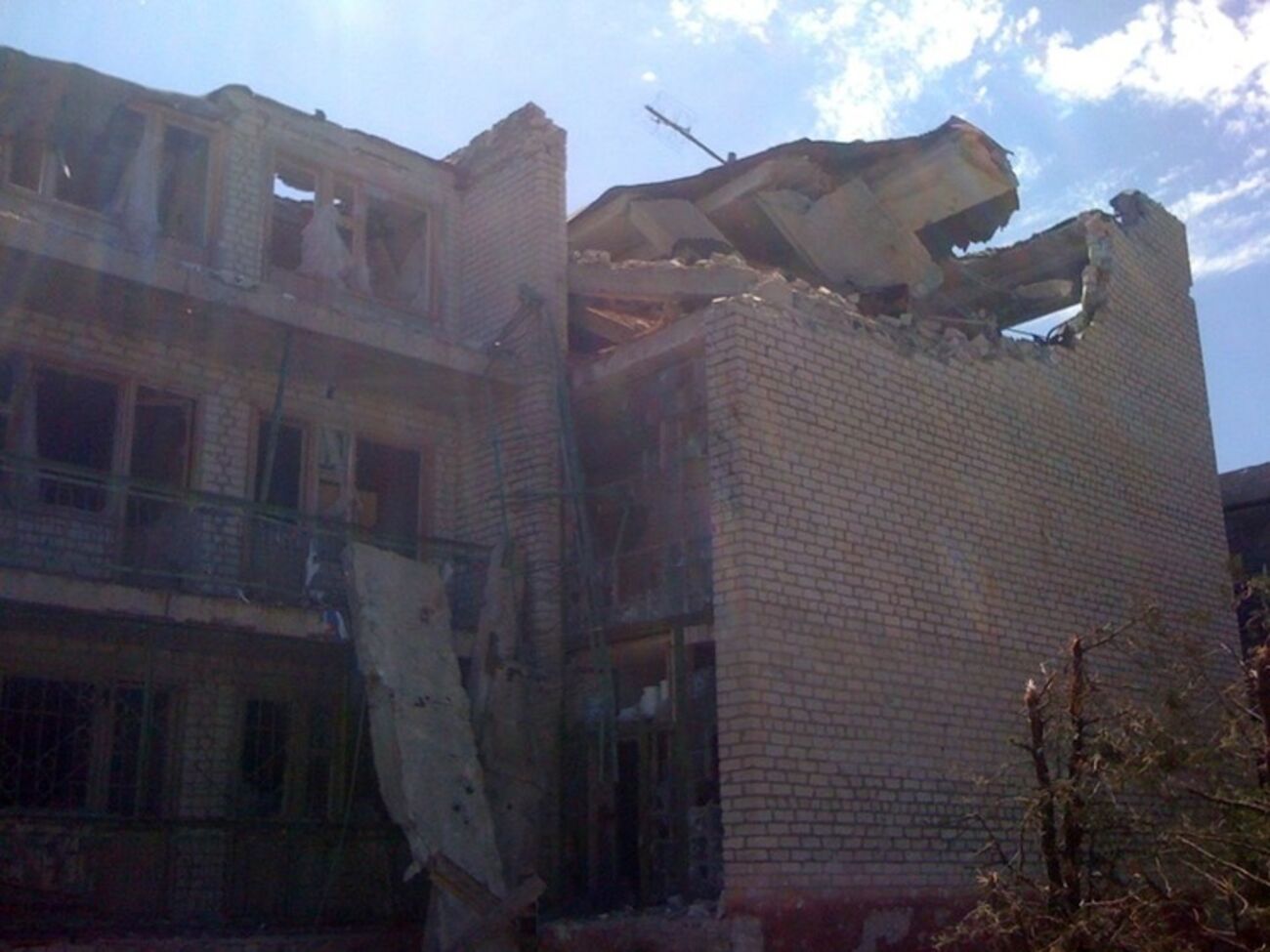 В штабе АТО предоставили снимки детского лагеря "Маяк" и юго-восточной окраины Широкино после обстрелов боевиками