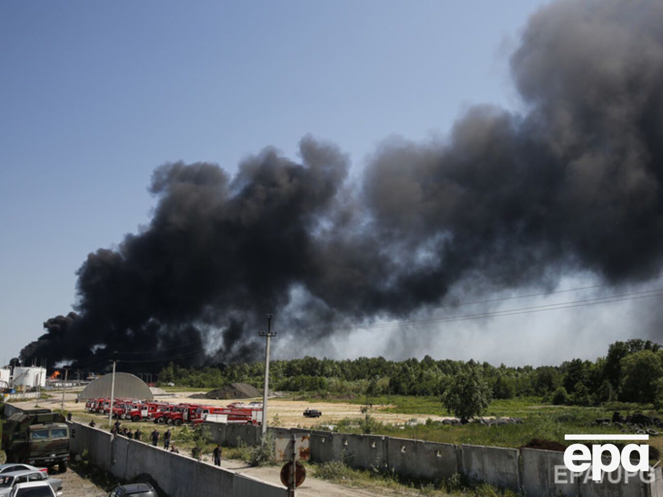 Нефтебаза под Васильковом горит третьи сутки