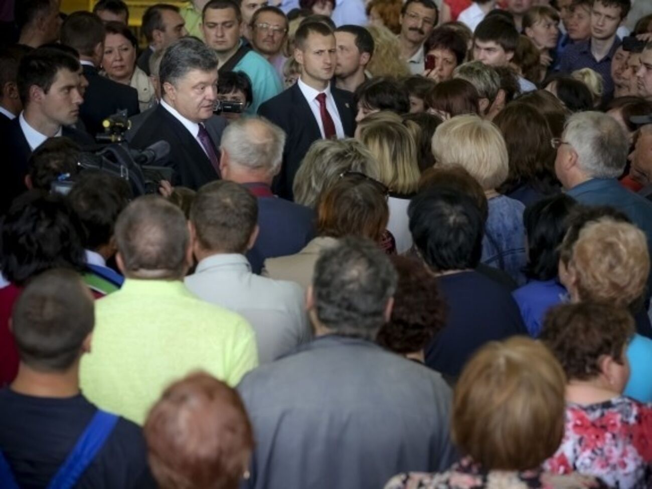 Президент Украины Петр Порошенко во время рабочей поездки в Донецкую область в конце мая