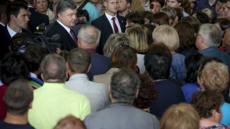 Президент Украины Петр Порошенко во время рабочей поездки в Донецкую область в конце мая