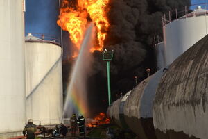 ГСЧС продолжает тушить пожар на нефтебазе