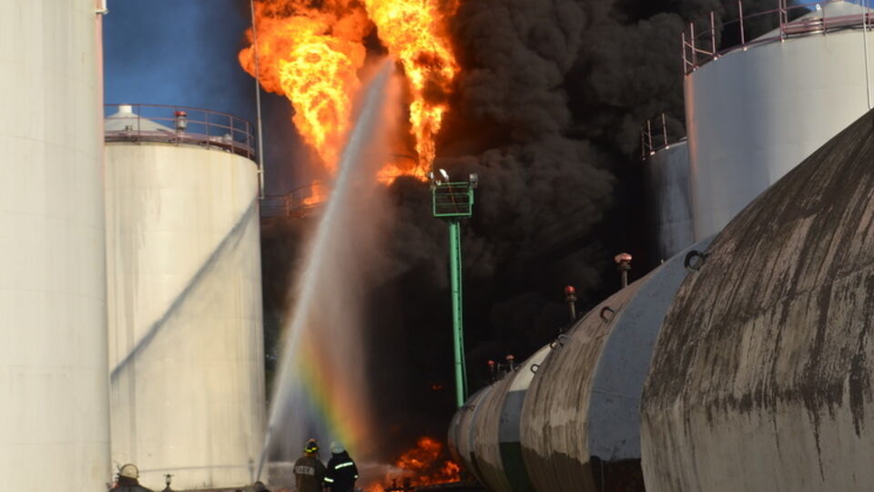 ГСЧС продолжает тушить пожар на нефтебазе