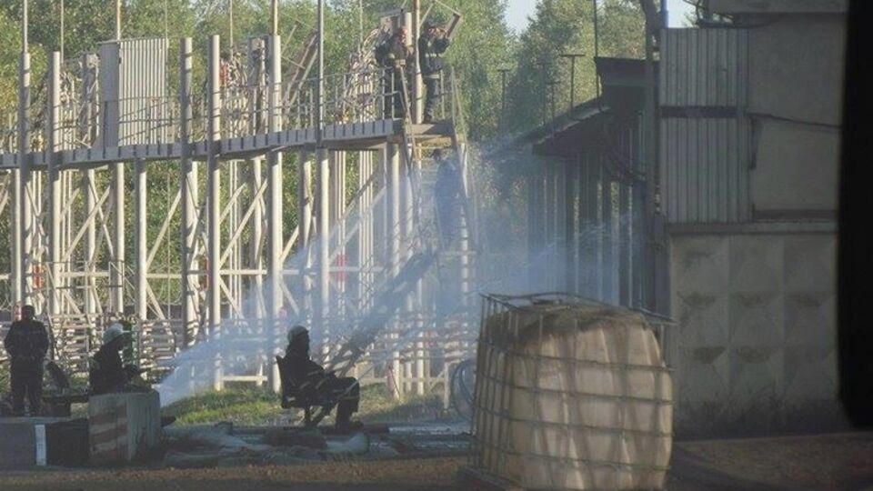 Пожарные провели пенную атаку на горящей нефтебазе. Видео