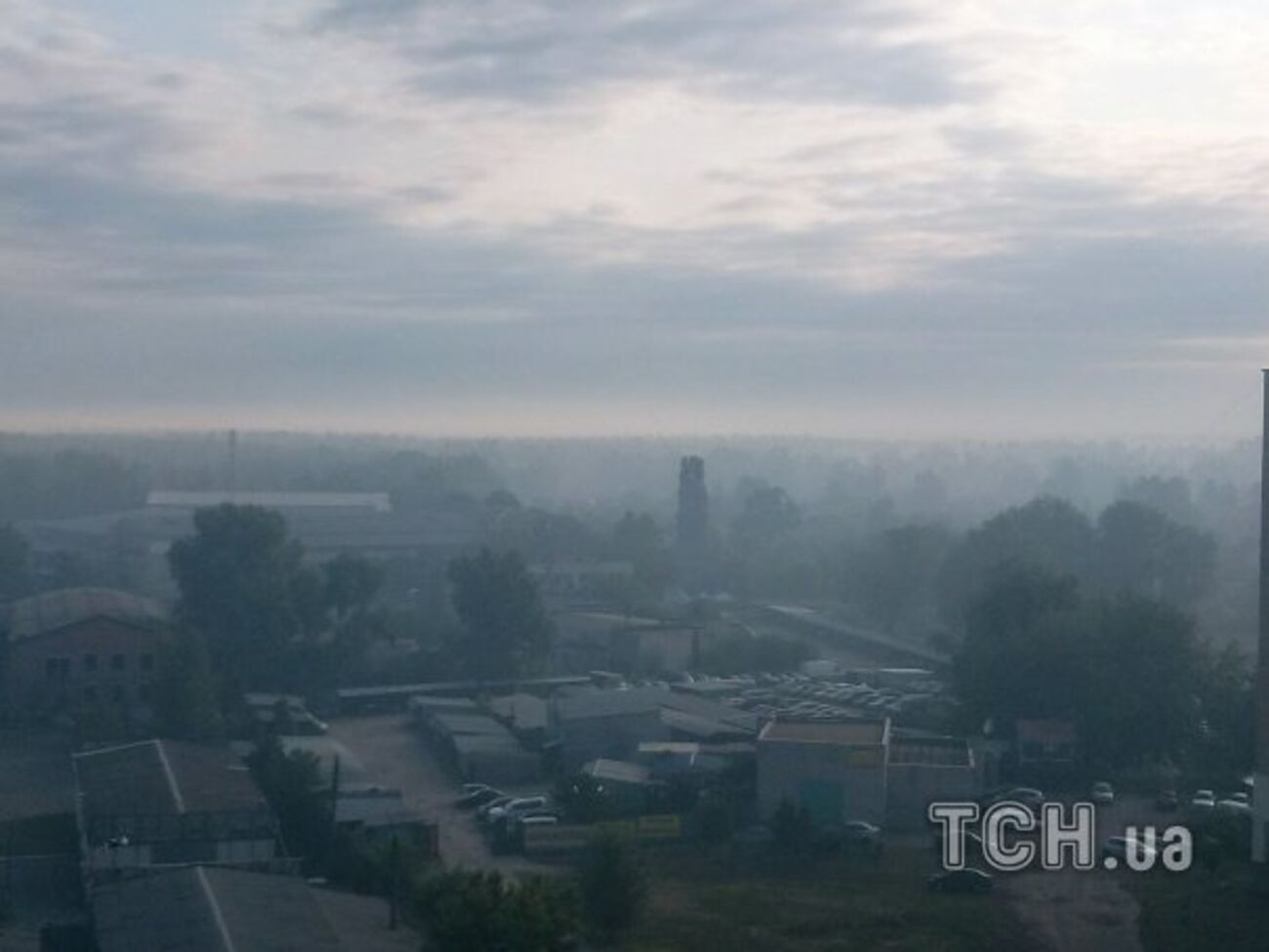 Дым добрался до близлежащих домов