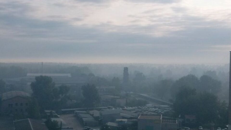 Дым добрался до близлежащих домов