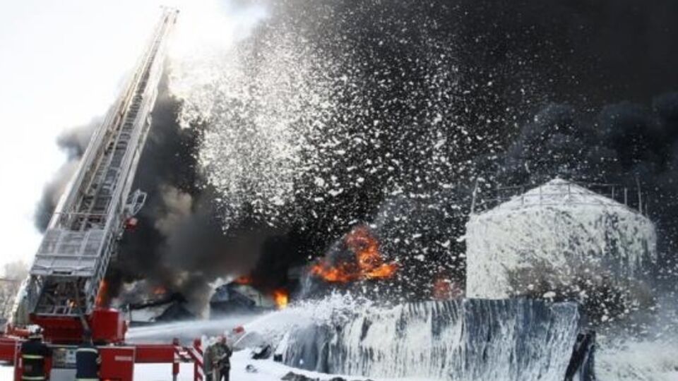 В КГГА прогнозируют, что пожар на нефтебазе потушат до вечера