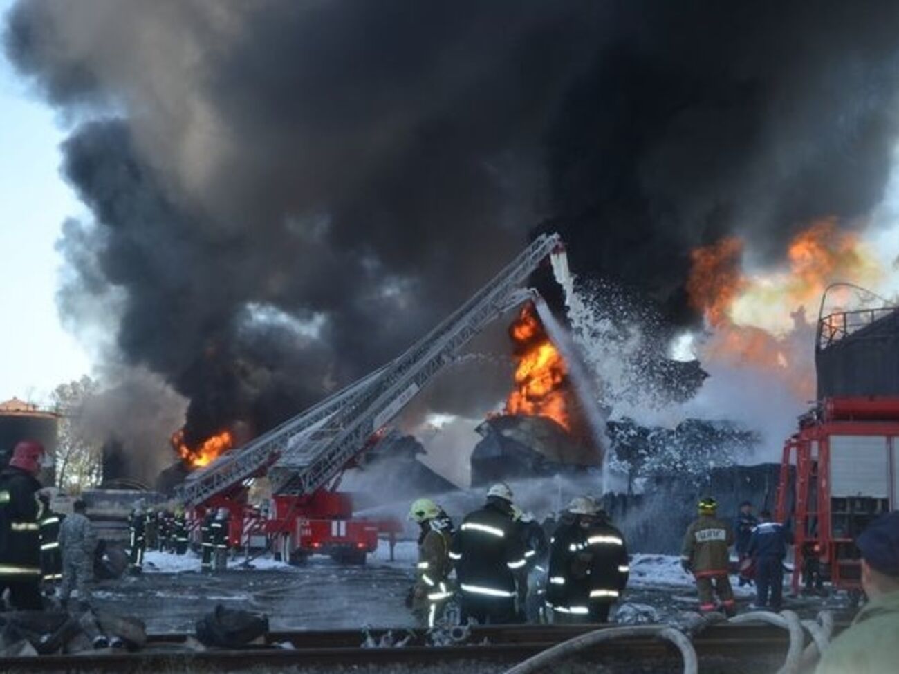 Пожарные контролируют половину территории нефтебазы