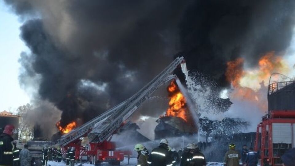 Пожарные контролируют половину территории нефтебазы