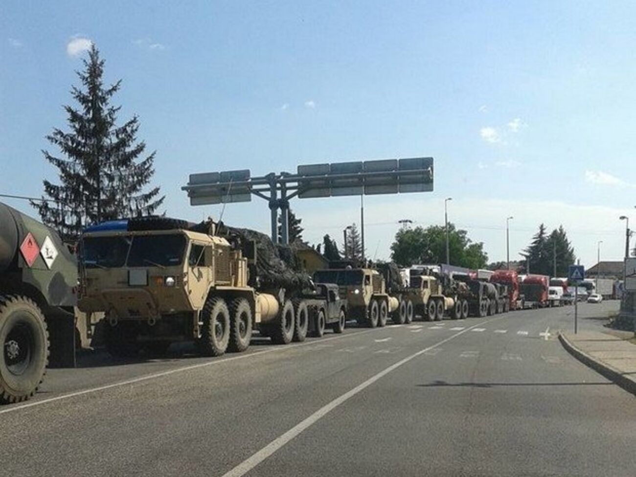 В Украину въехала колонна американской военной техники