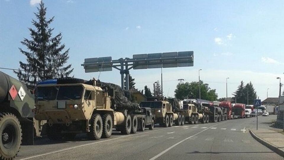 В Украину въехала колонна американской военной техники