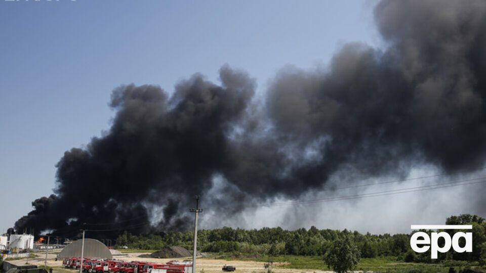 Под Киевом с понедельника горит нефтебаза