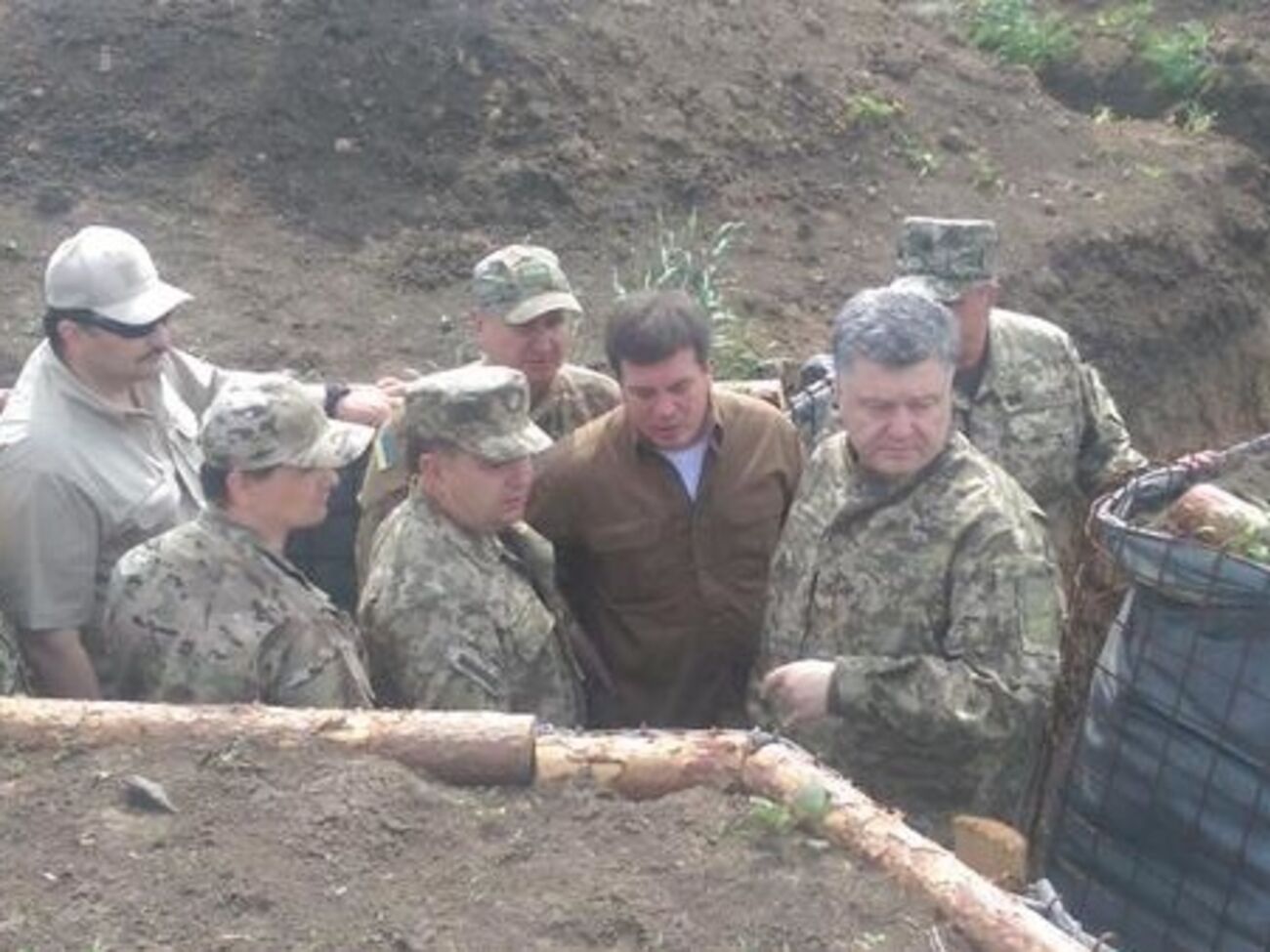 Петр Порошенко осмотрел строительство фортификационных сооружений под Мариуполем