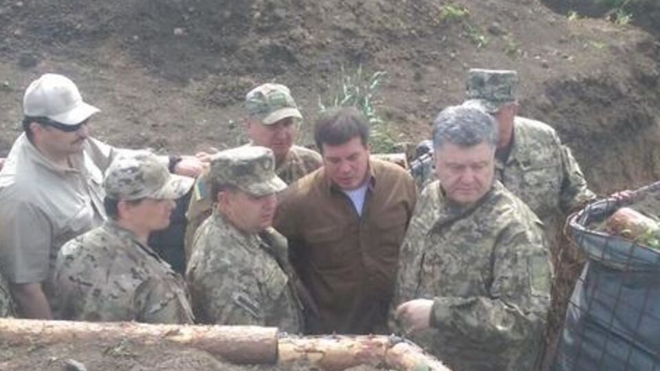Петр Порошенко осмотрел строительство фортификационных сооружений под Мариуполем