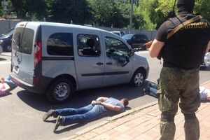 Во время задержания милиция открыла огонь по автомобилю, на котором подозреваемые хотели скрыться
