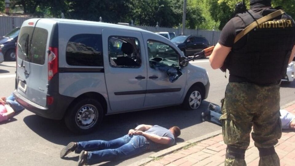 Во время задержания милиция открыла огонь по автомобилю, на котором подозреваемые хотели скрыться