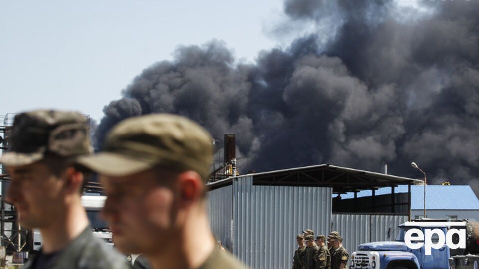 Нефтебаза под Киевом горит с понедельника