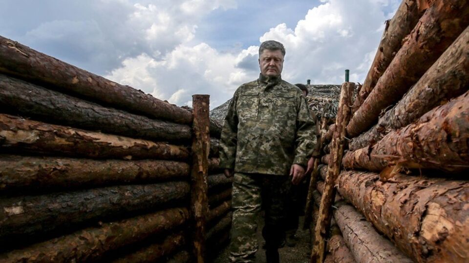 В Мариуполе Порошенко осмотрел фортификационные сооружения и представил нового губернатора. Фоторепортаж