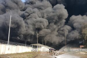 Пожар на нефтебазе вспыхнул три дня назад