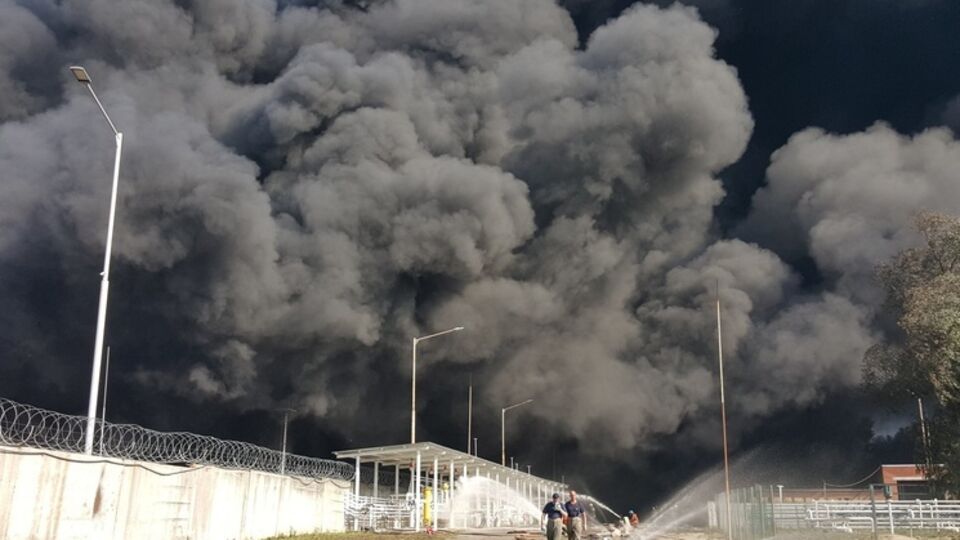 Пожар на нефтебазе вспыхнул три дня назад