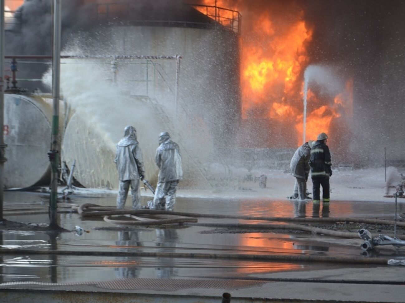 Тушение пожара на нефтебазе под Киевом. Фоторепортаж