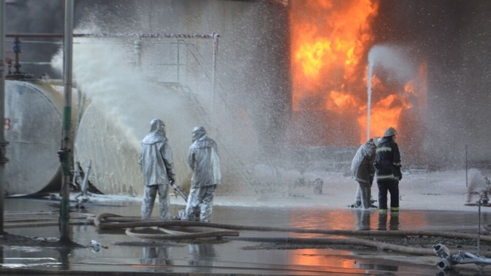 Тушение пожара на нефтебазе под Киевом. Фоторепортаж