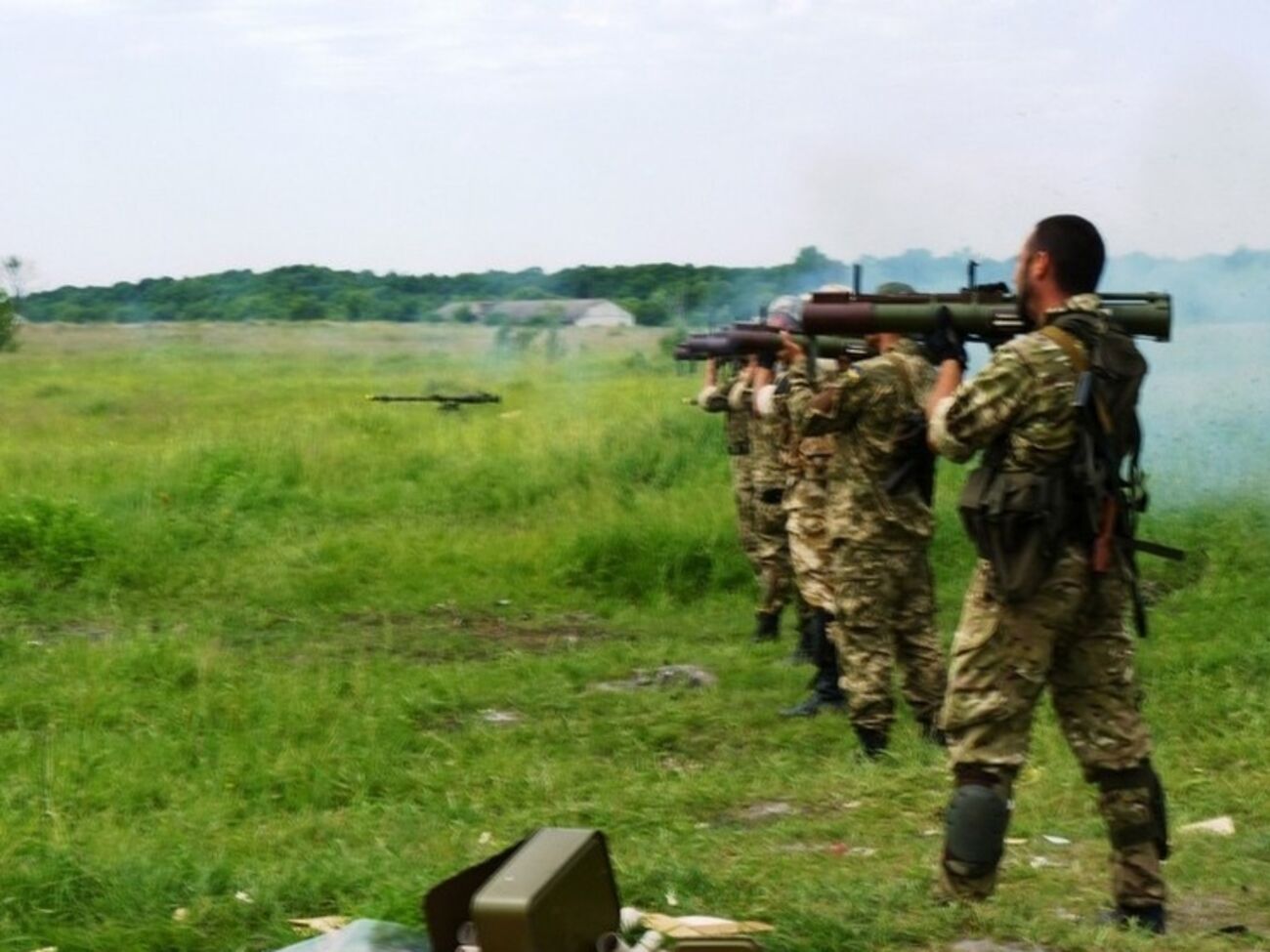 Бойцы оттачивают навыки перемещения с боевым оружием, выполняют стрельбы из автоматов, ручных пулеметов и гранатометов