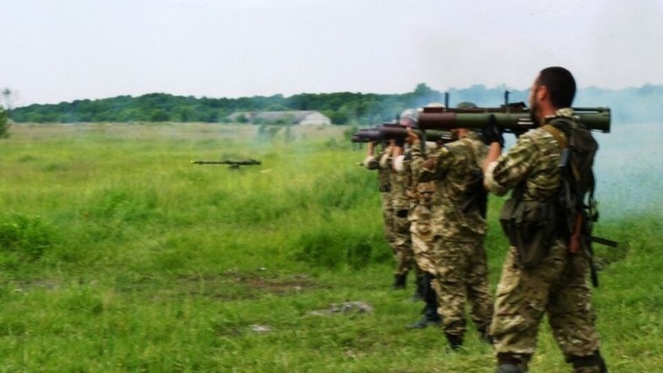 Бойцы оттачивают навыки перемещения с боевым оружием, выполняют стрельбы из автоматов, ручных пулеметов и гранатометов