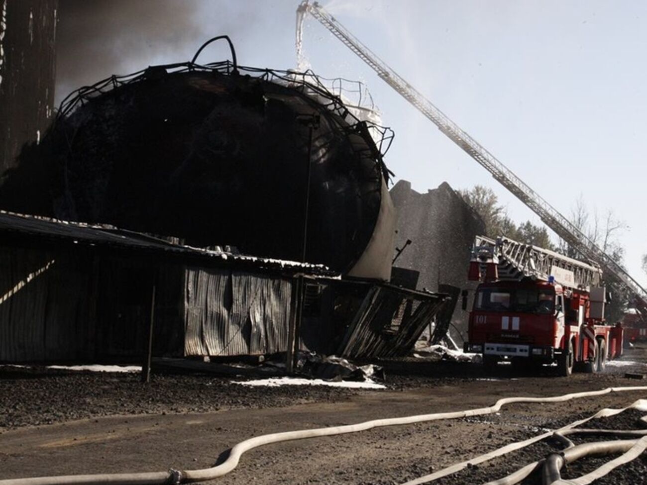 ГСЧС: На территории нефтебазы под Киевом обнаружено еще одно тело неизвестного погибшего