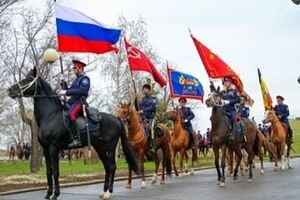 Сотня российских казаков прогарцует на лошадях по Севастополю в честь 70-летия Победы