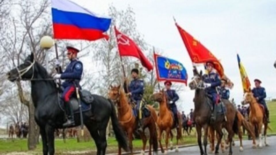 Сотня российских казаков прогарцует на лошадях по Севастополю в честь 70-летия Победы