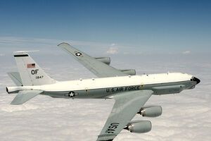 В апреле российский истребитель Су-27 пролетел в шести метрах от американского разведчика RC-135U.