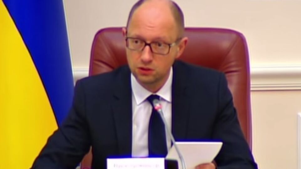 Арсений Яценюк недоволен тем, что министр экологии не побывал на месте горящей нефтебазы под Киевом