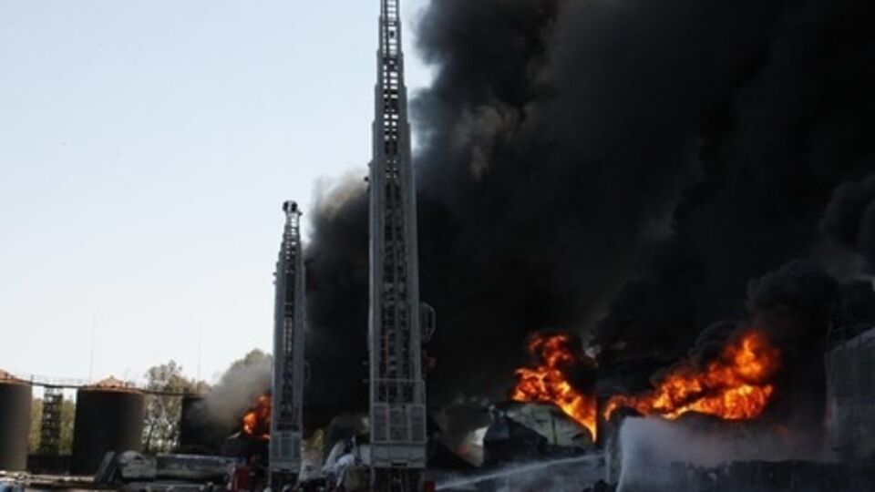 В компании "БРСМ-Нафта" настаивают, что все требования техники безопасности на нефтебазе выполнялись, на объекте сохранялся только бензин, дизель и смазки