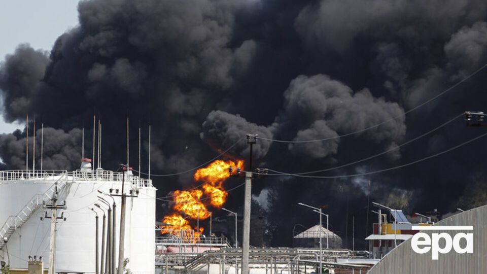 Работы по ликвидации пожара на нефтебазе в Киеве продолжаются