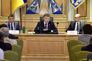 Порошенко обещает жесткую реакцию центральной власти на нарушения законодательства на местах