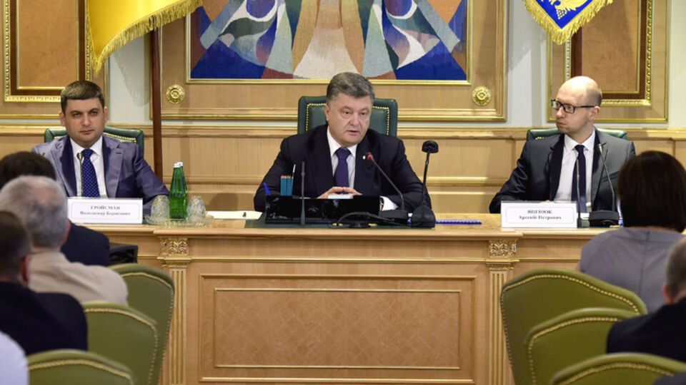 Порошенко обещает жесткую реакцию центральной власти на нарушения законодательства на местах